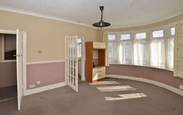  Image of 1 Bedroom Flat for sale at Westcliff-on-Sea Prittlewell, SS0 9JW
