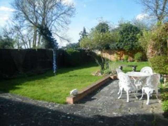  Image of 3 Bedroom Semi-Detached for sale at Shirley Croydon Shirley, CR0 8AE