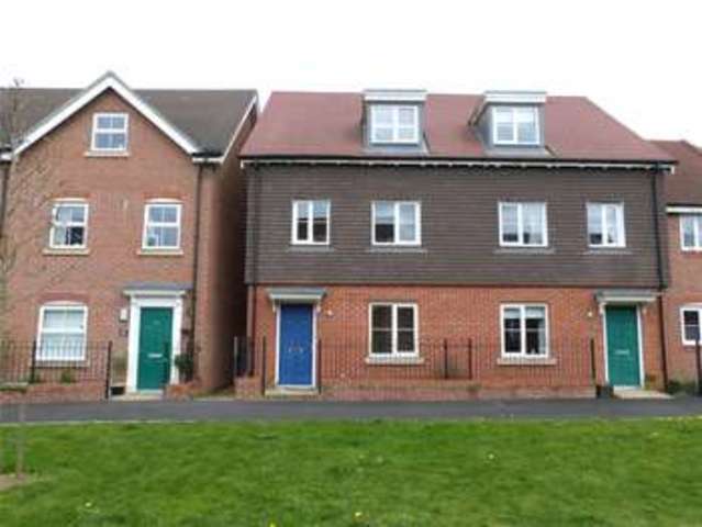  Image of 3 Bedroom Semi-Detached to rent at Bracknell Berkshire Popeswood, RG12 8DA