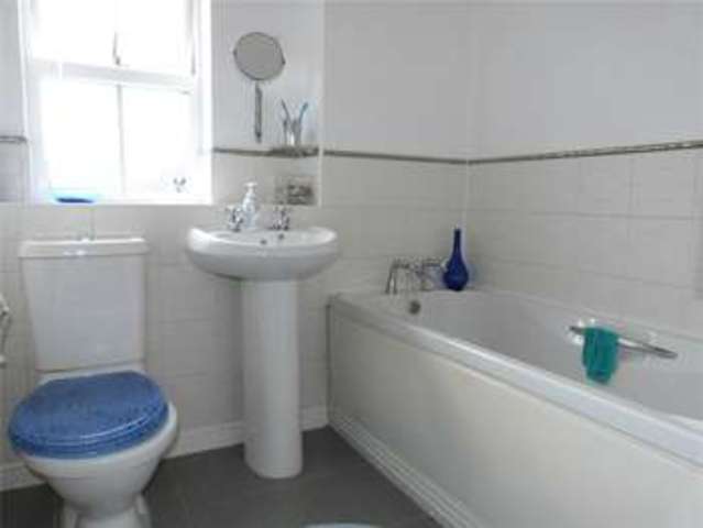  Image of 3 Bedroom Semi-Detached to rent at Bracknell Berkshire Popeswood, RG12 8DA