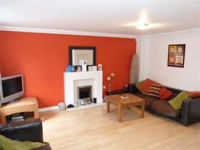  Image of 3 Bedroom Semi-Detached to rent at Bracknell Berkshire Popeswood, RG12 8DA