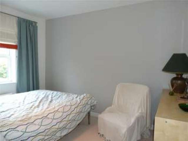  Image of 3 Bedroom Semi-Detached to rent at Bracknell Berkshire Popeswood, RG12 8DA