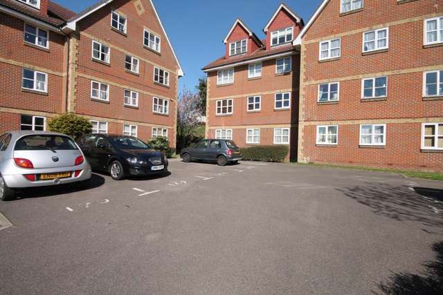  Image of 2 Bedroom Flat for sale at Canada Road  Erith, DA8 2HE
