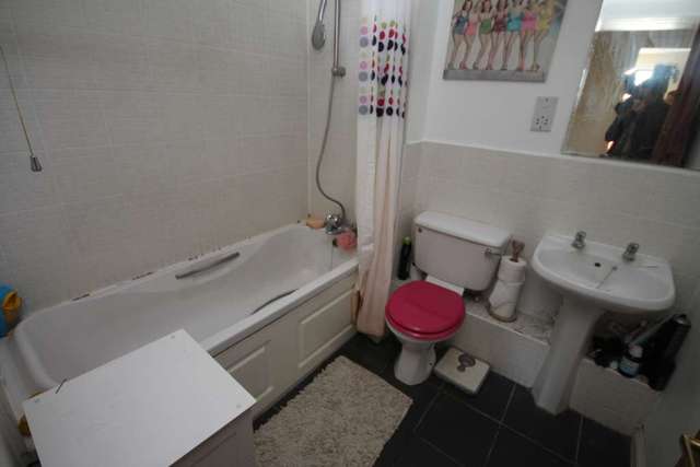  Image of 2 Bedroom Flat for sale at Canada Road  Erith, DA8 2HE
