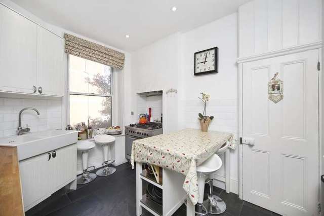  Image of 3 Bedroom Flat to rent at Cornwall Mansions  Cremorne Road, SW10 0PE
