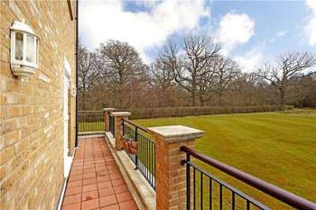  Image of 3 Bedroom Flat for sale at Greatpark Warlingham Chelsham, CR6 9QU