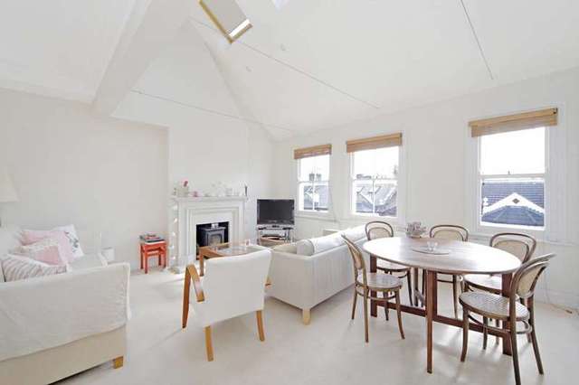  Image of 3 Bedroom Flat to rent at Hafer Road  London, SW11 1HF