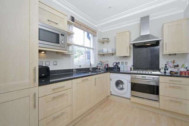  Image of 3 Bedroom Flat to rent at Hafer Road  London, SW11 1HF
