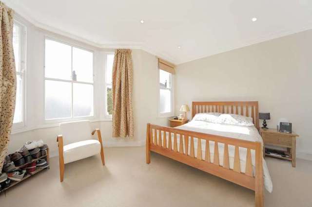  Image of 3 Bedroom Flat to rent at Hafer Road  London, SW11 1HF