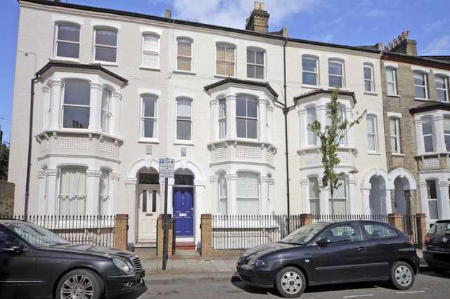  Image of 3 Bedroom Flat to rent at Hafer Road  London, SW11 1HF
