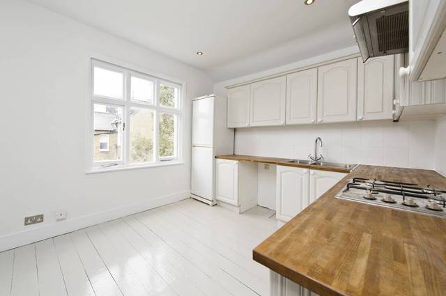  Image of 3 Bedroom Flat to rent at Holland Road  London, NW10 5AY