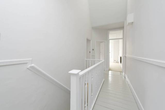  Image of 3 Bedroom Flat to rent at Holland Road  London, NW10 5AY