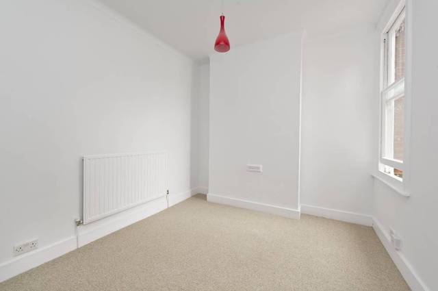  Image of 3 Bedroom Flat to rent at Holland Road  London, NW10 5AY