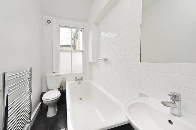  Image of 3 Bedroom Flat to rent at Holland Road  London, NW10 5AY