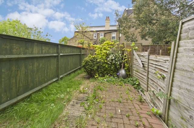  Image of 3 Bedroom Flat to rent at Holland Road  London, NW10 5AY