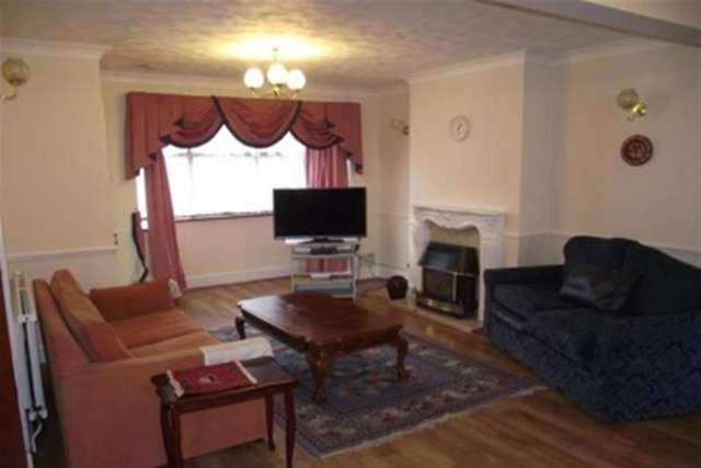  Image of 2 Bedroom Detached to rent at Basildon, SS15 6BA