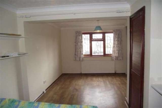  Image of 2 Bedroom Detached to rent at Basildon, SS15 6BA