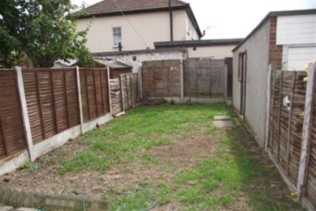  Image of 2 Bedroom Detached to rent at Basildon, SS15 6BA