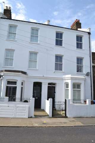  Image of 2 Bedroom Flat to rent at Landcroft Road  London, SE22 9JW