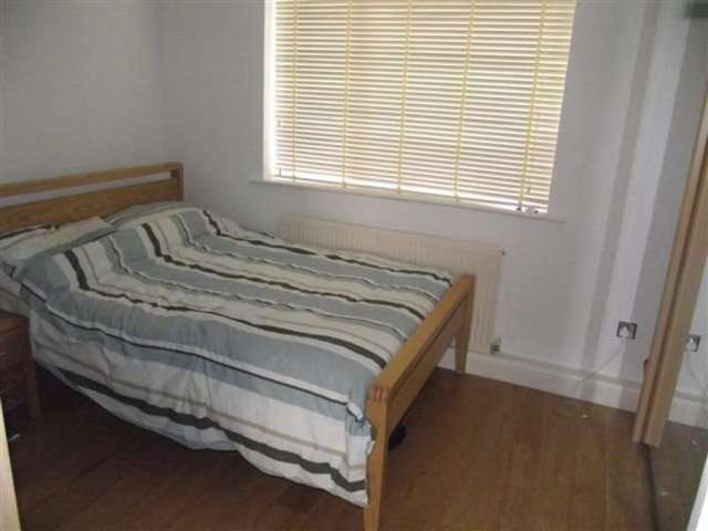  Image of 1 Bedroom Flat to rent at Swanshope  Essex, IG10 2NA