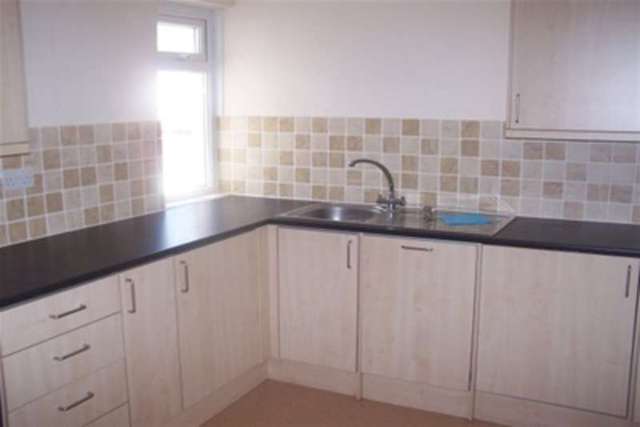  Image of 2 Bedroom Flat to rent at Falmouth, TR11 3DB