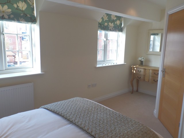  Image of 4 Bedroom Detached to rent at Chichester, PO19 7YF