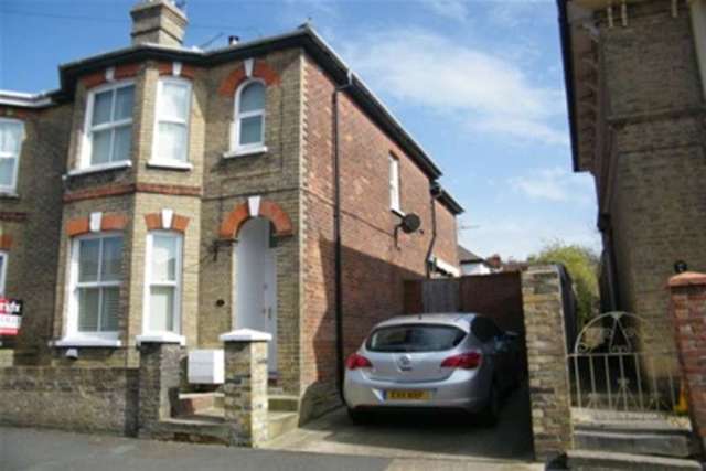  Image of 2 Bedroom Detached to rent at East Cowes, PO32 6RX