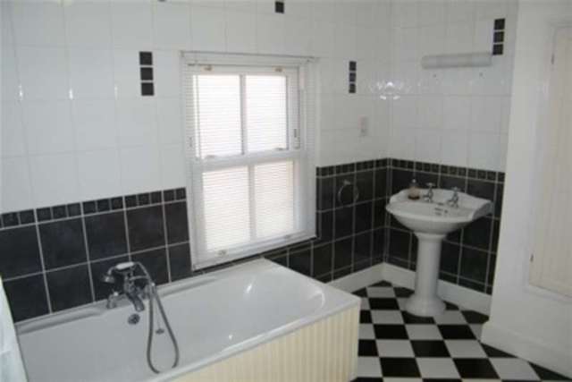  Image of 2 Bedroom Detached to rent at East Cowes, PO32 6RX