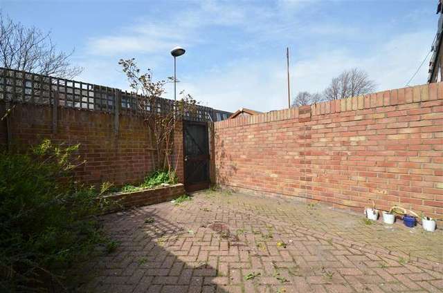  Image of 3 Bedroom Town House for sale at Portsmouth Hampshire Portsmouth, PO2 7HE