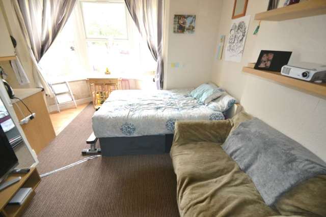  Image of 1 Bedroom Studio to rent at Wokingham Road  Reading, RG6 1JL