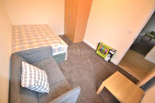  Image of 1 Bedroom House Share to rent at Wokingham Road  Reading, RG6 1LH