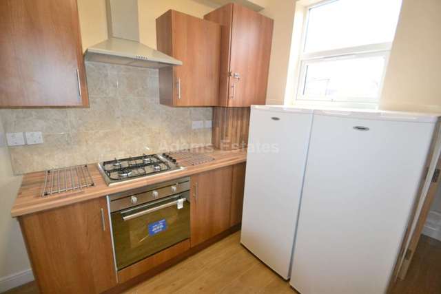  Image of 1 Bedroom House Share to rent at Wokingham Road  Reading, RG6 1LH