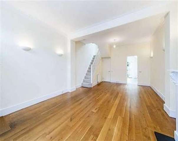  Image of 3 Bedroom Detached to rent at Battersea, SW11 2JD