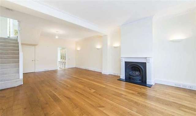  Image of 3 Bedroom Detached to rent at Battersea, SW11 2JD