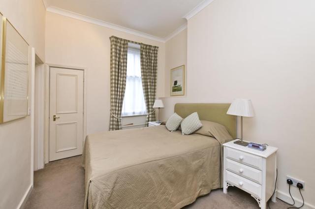  Image of 3 Bedroom Flat to rent at Allen House  Allen Street, W8 6BH
