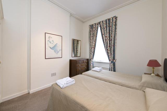  Image of 3 Bedroom Flat to rent at Allen House  Allen Street, W8 6BH