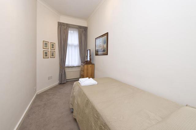  Image of 3 Bedroom Flat to rent at Allen House  Allen Street, W8 6BH