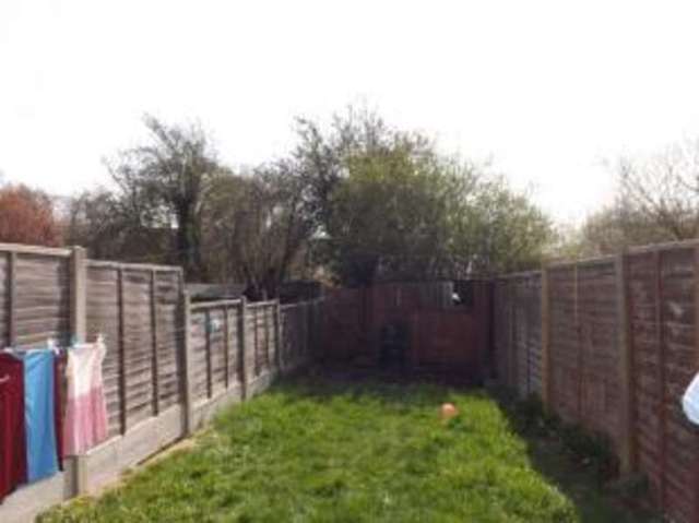  Image of 3 Bedroom Terraced for sale at Basildon Essex Laindon, SS15 4AJ