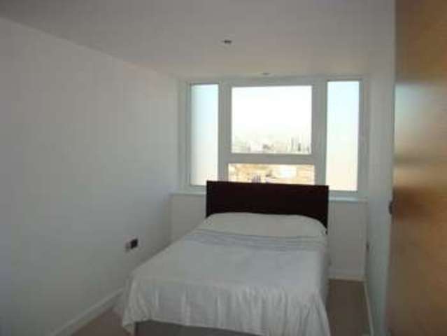  Image of 2 Bedroom Flat to rent at Rainhill Way  London, E3 3JE