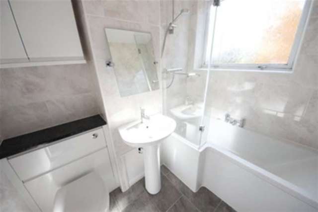  Image of 2 Bedroom Flat to rent at Guildford, GU1 2NG