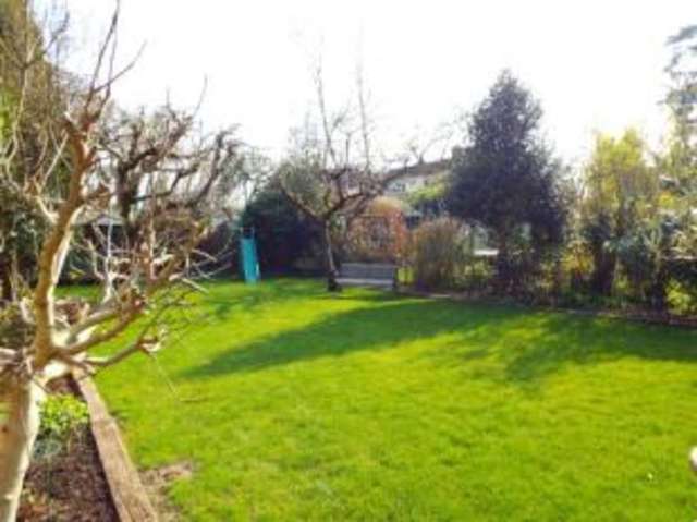  Image of 4 Bedroom Detached for sale at Byfleet West Byfleet Byfleet, KT14 7DD