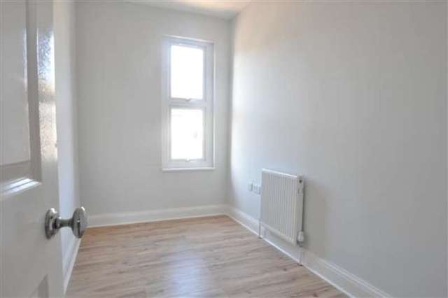  Image of 4 Bedroom Detached to rent at South Ealing, W5 4EP