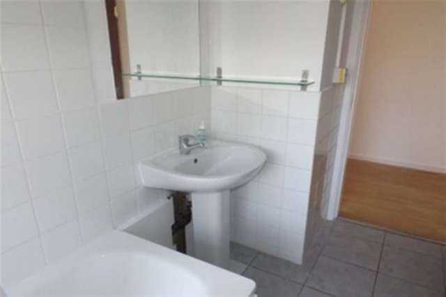  Image of 2 Bedroom Flat to rent at Cardiff, CF24 3FT
