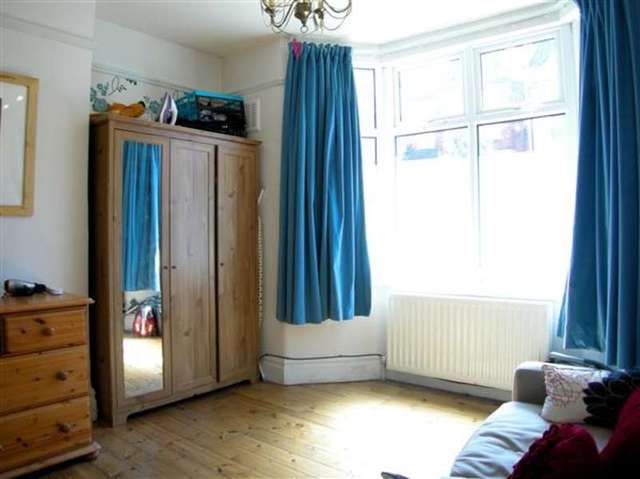  Image of 2 Bedroom Flat for sale at Streatham Hill, SW2 5LU