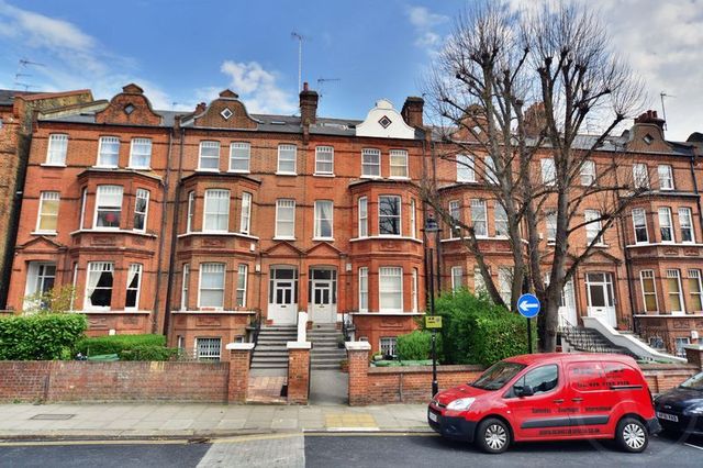  Image of 1 Bedroom Flat to rent at Fairhazel Gardens South Hampstead South Hampstead, NW6 3SJ