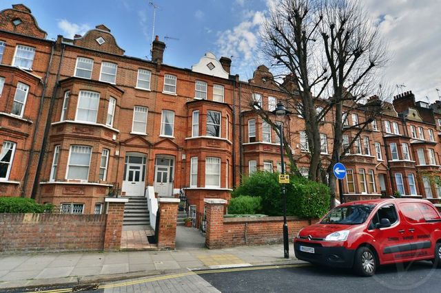  Image of 1 Bedroom Flat to rent at Fairhazel Gardens South Hampstead South Hampstead, NW6 3SJ