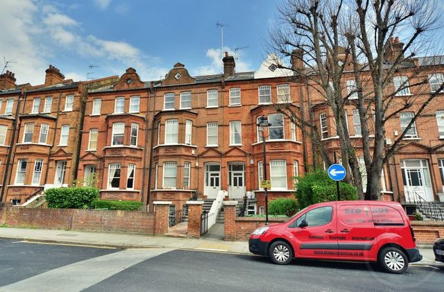  Image of 1 Bedroom Flat to rent at Fairhazel Gardens South Hampstead South Hampstead, NW6 3SJ