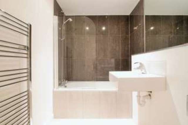  Image of 2 Bedroom Flat to rent at London  London, EC2A 3EQ