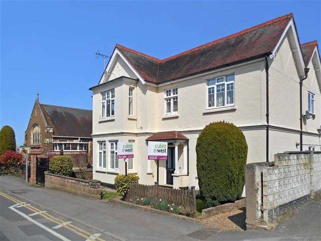  Image of 1 Bedroom Apartment for sale at Leatherhead Surrey Leatherhead, KT22 7EZ