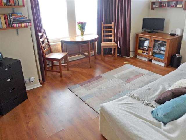  Image of 1 Bedroom Apartment for sale at Leatherhead Surrey Leatherhead, KT22 7EZ